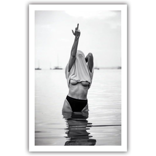 Acqooeakt Vintage Sexy Woman in The Lake Feminist Middle Finger Art Print